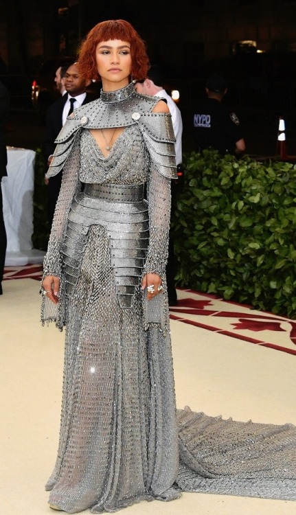 saucyfbaby: ZENDAYA SERVING JOAN OF ARC REALNESS AT THE 2018 MET GALA  “#Zendaya in a Joan of Ark inspired, custom-molded #AtelierVersace look at the 2018 #MetGala. Featuring gunmetal chainmail embellished with Swarovski crystals, flowing into a feminine