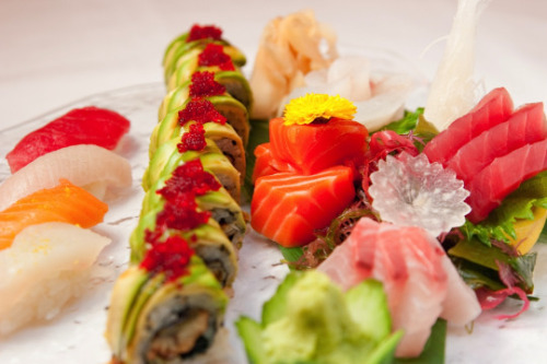 idreamofsushi:   The perfect combo: Eel Avocado Roll flanked by an assortment of sashimi (bluefin, y