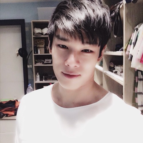 gay-korean:  k-gay-ss:  mantaste:  What a beautiful boy! Pretty face, silky smooth skin and he wears braces.   ㅋㅋㅋ귀여웤ㅋ  이런남자랑 섹스하고싶다