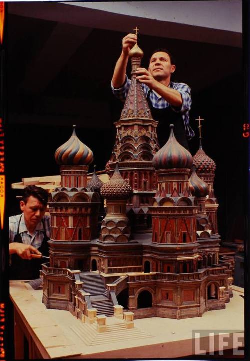 Building a model of the Cathedral of Vasily the Blessed at Mosfilm(Dmitri Kessel. 1967?)