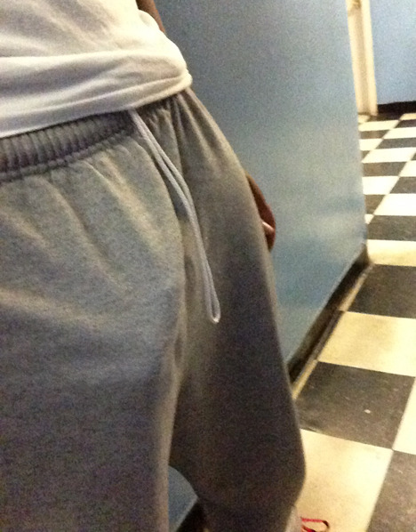 hornybulge:  love bulges and hard cocks poking out 