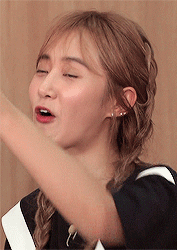 kwonyuri:  　  　truly the queen of facial expressions  　 　   cool kiz on