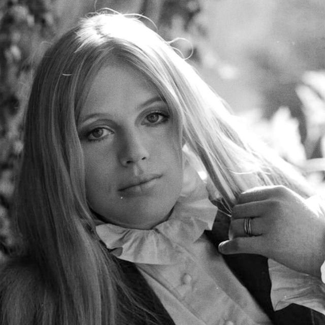 Marianne Faithfull photographed by Bill Rowntree, October 1971🥀🍂🌻
Via @weirdtvland on Instagram🌵🥀🌿