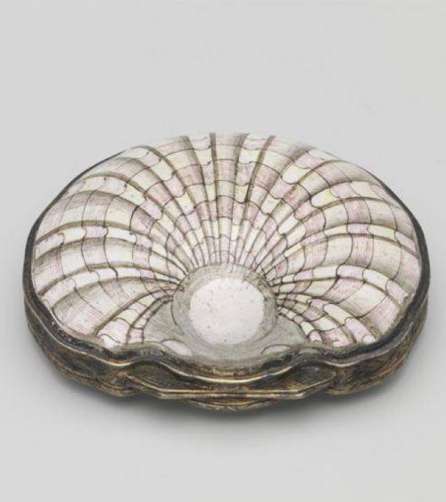 Porcelain snuff box, English - 2nd half of the 18th centuryMusée national de la Renaissance, Ecouen