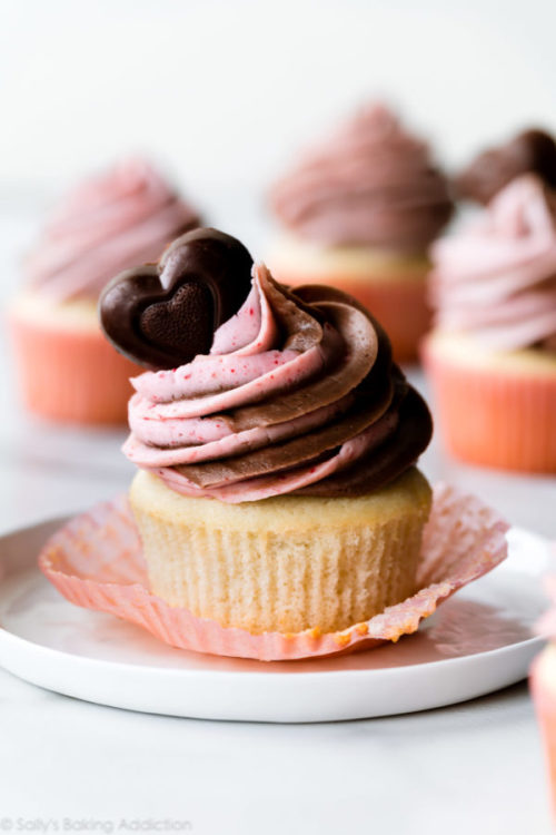 ugly–cupcakes:Cupid’s Cupcakes (Strawberry & Nutella)