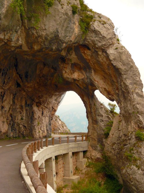 The road to Gréolières, Alpes-Maritimes, southeastern France (by Konstantin Khrapko).