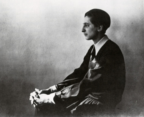 Anni Albers, 1923. Vita in German here. Photo by Lucia Moholy-Nagy.