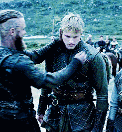 #VIKINGS#ragnar#the way you look at and interact with everything is vaguely disturbing (via jableton