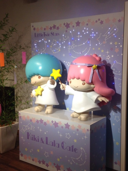 moon-dreams:  arielinkawaiiland:  New items for the Kiki Lala cafe, which has been extended until July 7th. The mango pudding was so yummy!!  Can they just extend it forever? 