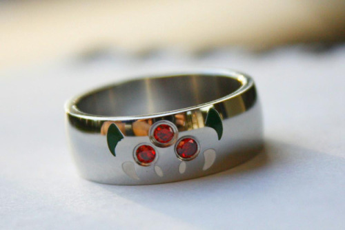 dahbahtman:  Geek Engagement Rings R2-D2 (Star Wars) Star Trek Insignia (Star Trek) Tri Force (Legend of Zelda) Spiderman  Hello Kitty  Decepticon (Transformers) Space Invader  Playstaion  Portal Metroid  Geek Engagement Rings Boxes Geek Engagement