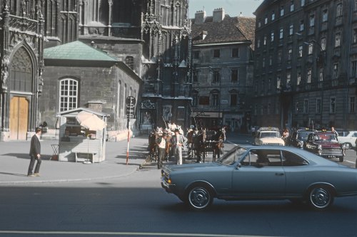 Autoverkehr im Herzen von Wien. Der einst fleißig befahrene Stephansplatz gegen Ende der 1960er (© K