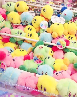 junnyan69:I met a lot of #Kirby! 💙💚💛(◍•ᴗ•◍)💛💚💙💕💕