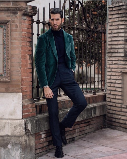 Style by @carlos_domord! Check out that velvet blazer tho #gentsbook https://www.instagram.com/p/Br3