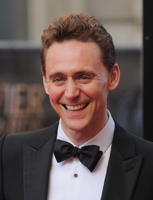 torrilla:Tom Hiddleston attends the Laurence Olivier Awards at the Royal Opera House on April 13, 20