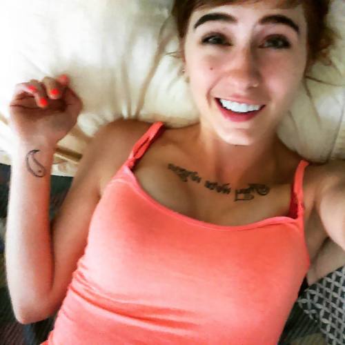 Today is a bed kind of day #girl #selfie #hangover #ugh #snapchatme #imboredaf #bed #sleepy