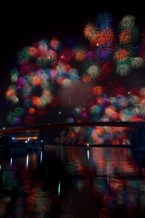 megazal:  Fireworks Over The Bridge Called “α-BASHI” (via M.UEMURA…Thank yo