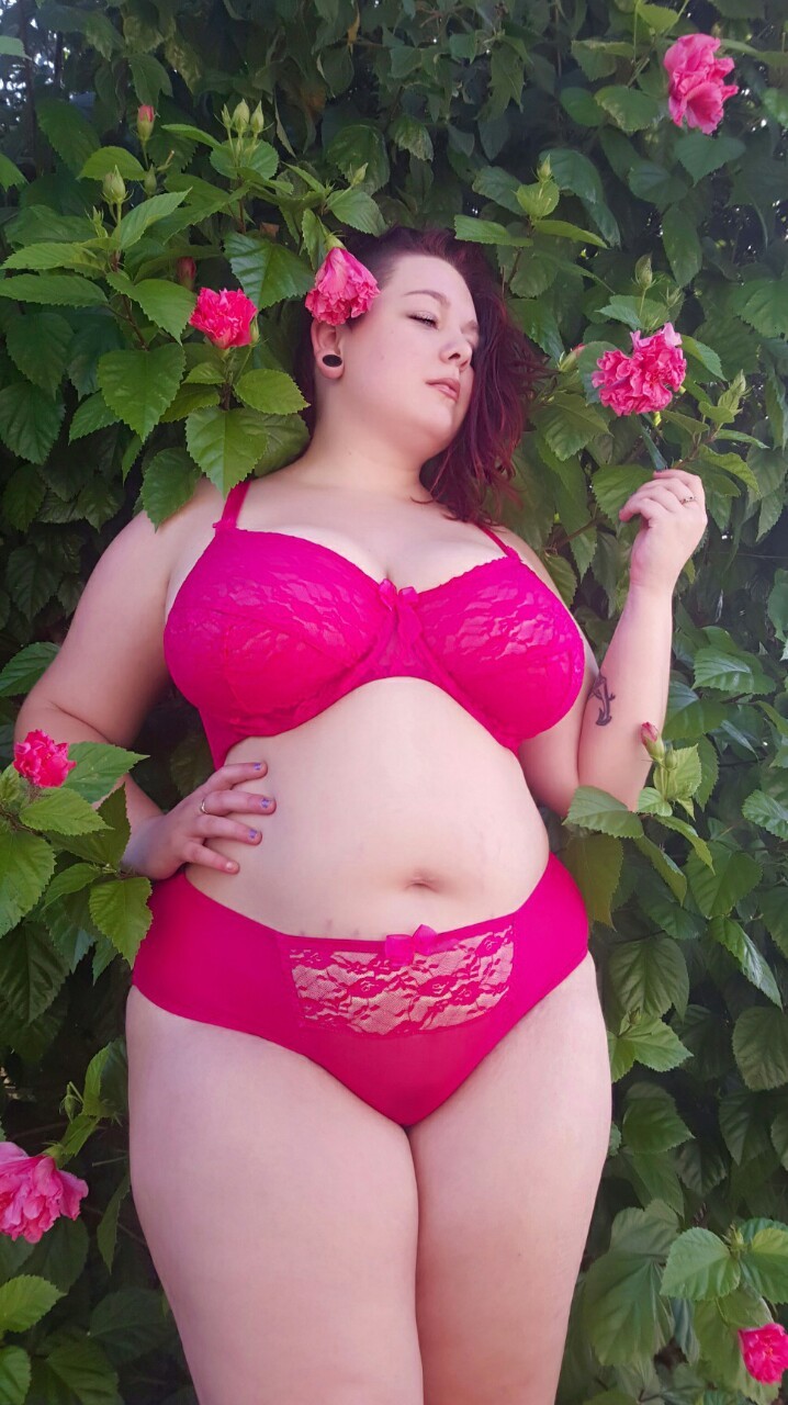 fortheloveoftummy:  Loving her body  Gorgeous!
