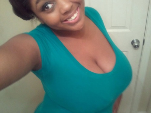 onlybestebonyteens:  wellhung90:  Sexy thick with huge beautiful tits  💦❤️❤️💯💯😘