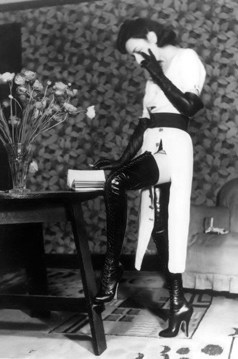 billyjane: Holly Faram modelling Achilles’ fetish boots by John Willie, 1930s from v