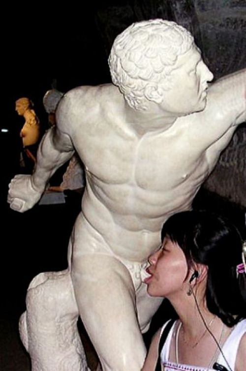 jonnovstheinternet:  Statue groping