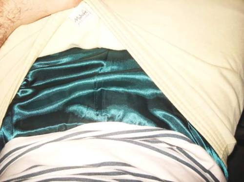marcussatinsagger: Me sagging in shiny green satin boxers and baggy sweatpants. If you like, reblog 