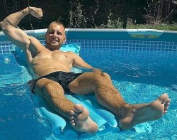 tidodore:Vous pensez que mon maître me fait lecher ses pieds pendant qu'il profite de sa piscine…? Pas du tout !!! Je n'ai pas le droit de me rafraîchir dans son eau. Il m'oblige à rester au bord, en plein soleil, à admirer son corps et ses