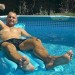 tidodore:Vous pensez que mon maître me fait lecher ses pieds pendant qu'il profite de sa piscine…? Pas du tout !!! Je n'ai pas le droit de me rafraîchir dans son eau. Il m'oblige à rester au bord, en plein soleil, à admirer son corps et ses