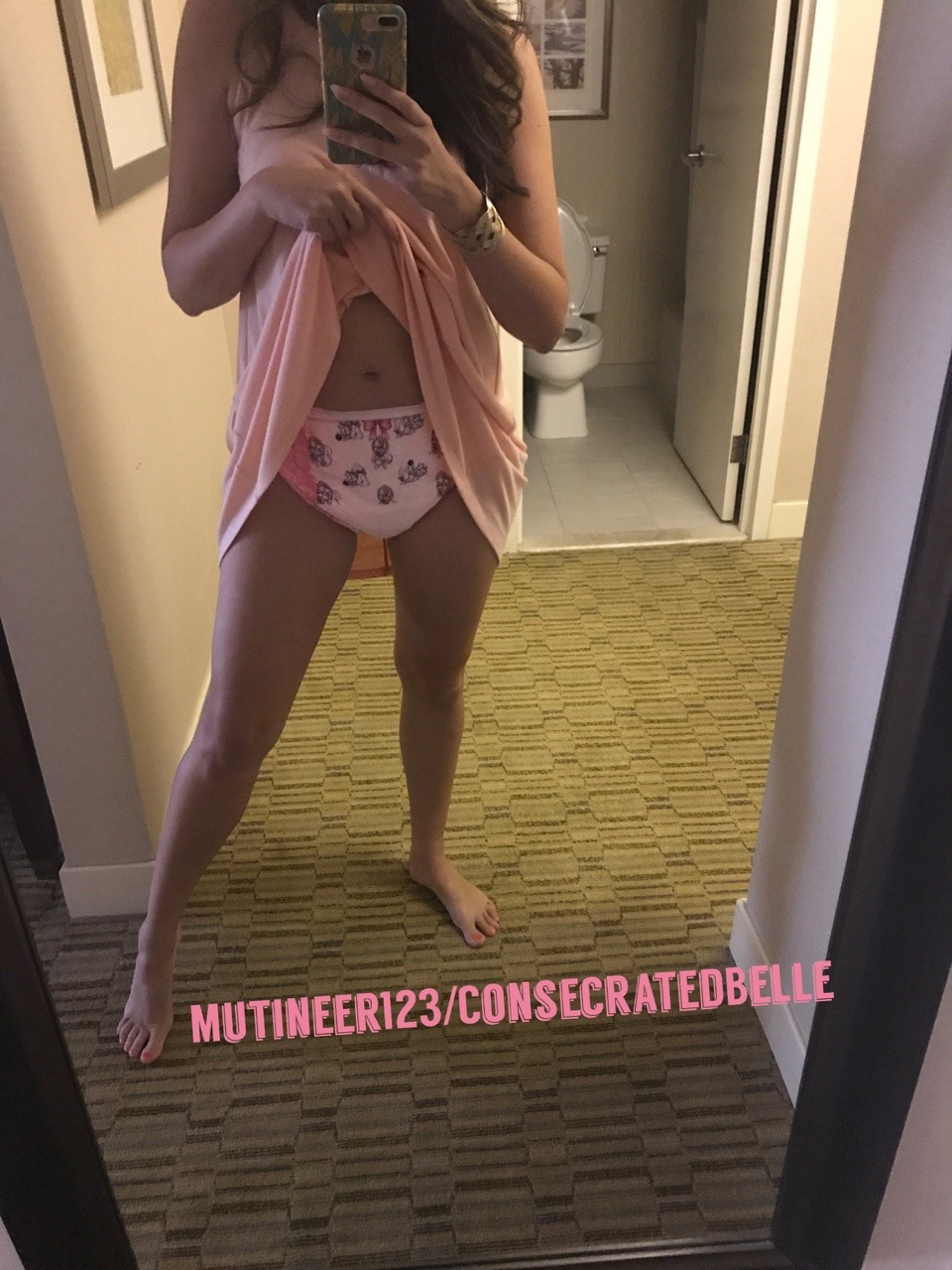 mutineer123:  This is what I love! Could be my favorite outfit she wears.. yummy!