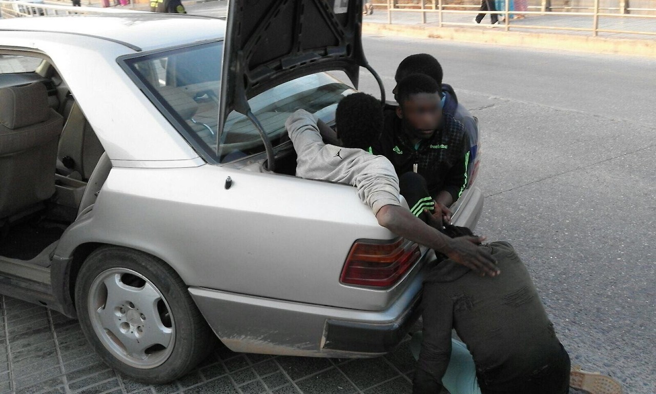 KAMIKAZES EN MELILLA. Un grupo de nueve inmigrantes, entre ellos una mujer, han logrado este viernes entrar de forma irregular en un coche kamikaze por la frontera en Melilla, en un suceso en el que han resultado heridos un policía nacional y un...