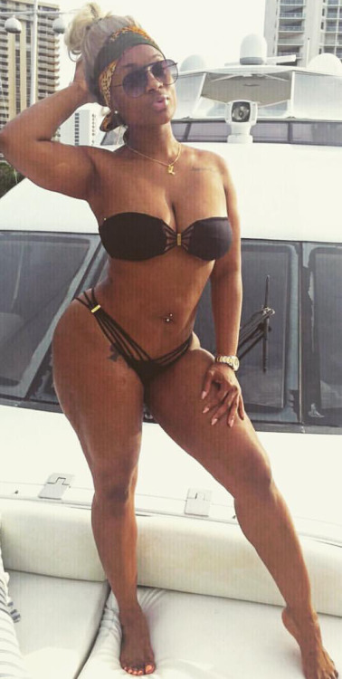 thicksexyasswomen:  spyder42reignz3:  Maddymorebuckss 2  Visions