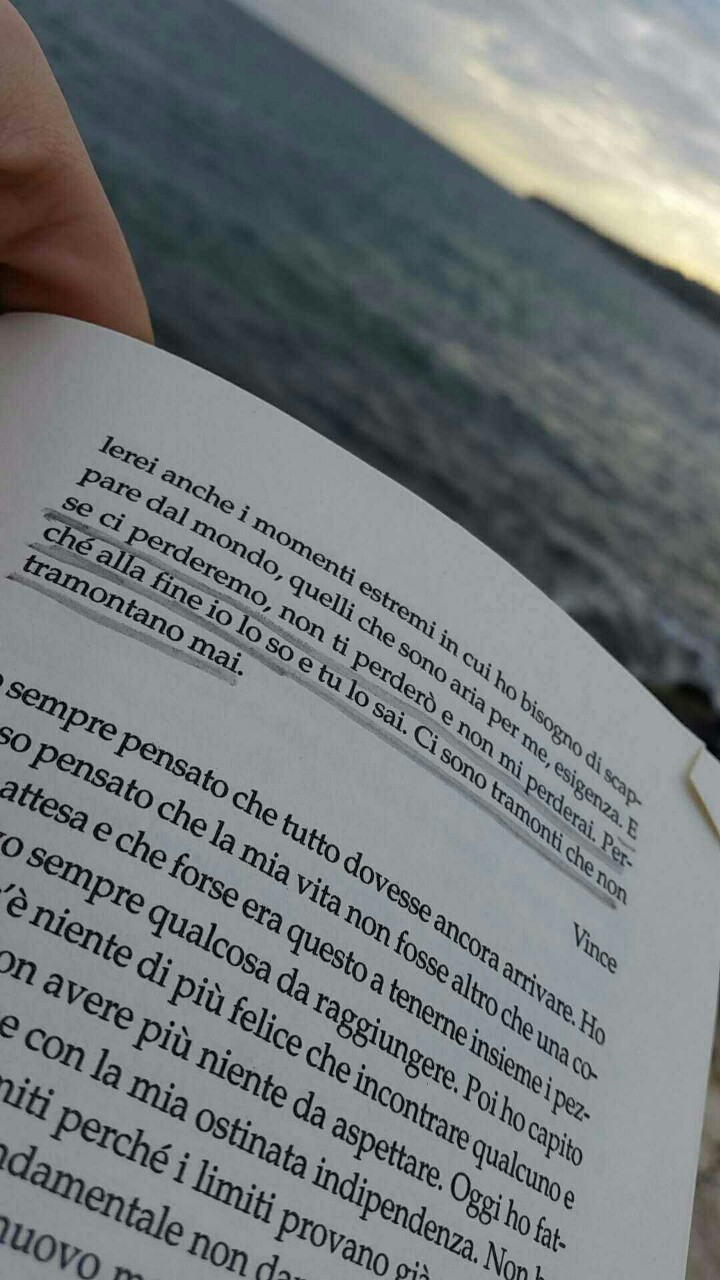 tutto–scorre:
““E se ci perderemo, non ti perderò e non mi perderai. Perché alla fine io lo so e tu lo sai. Ci sono tramonti che non tramontano mai” ”