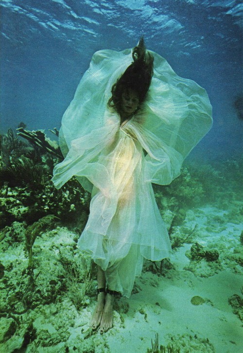 kitsunetsuki:Flip Schulke - Cathy Shirriff Wearing a Dress from The Prop Shop (The Daily Telegraph 1972)