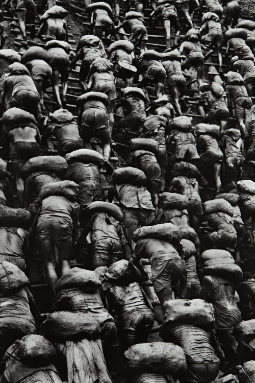 shihlun:  Sebastião Salgado, Gold Mine, Brazil [Backs] from Workers, 1986  