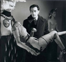  Salvador Dalí 