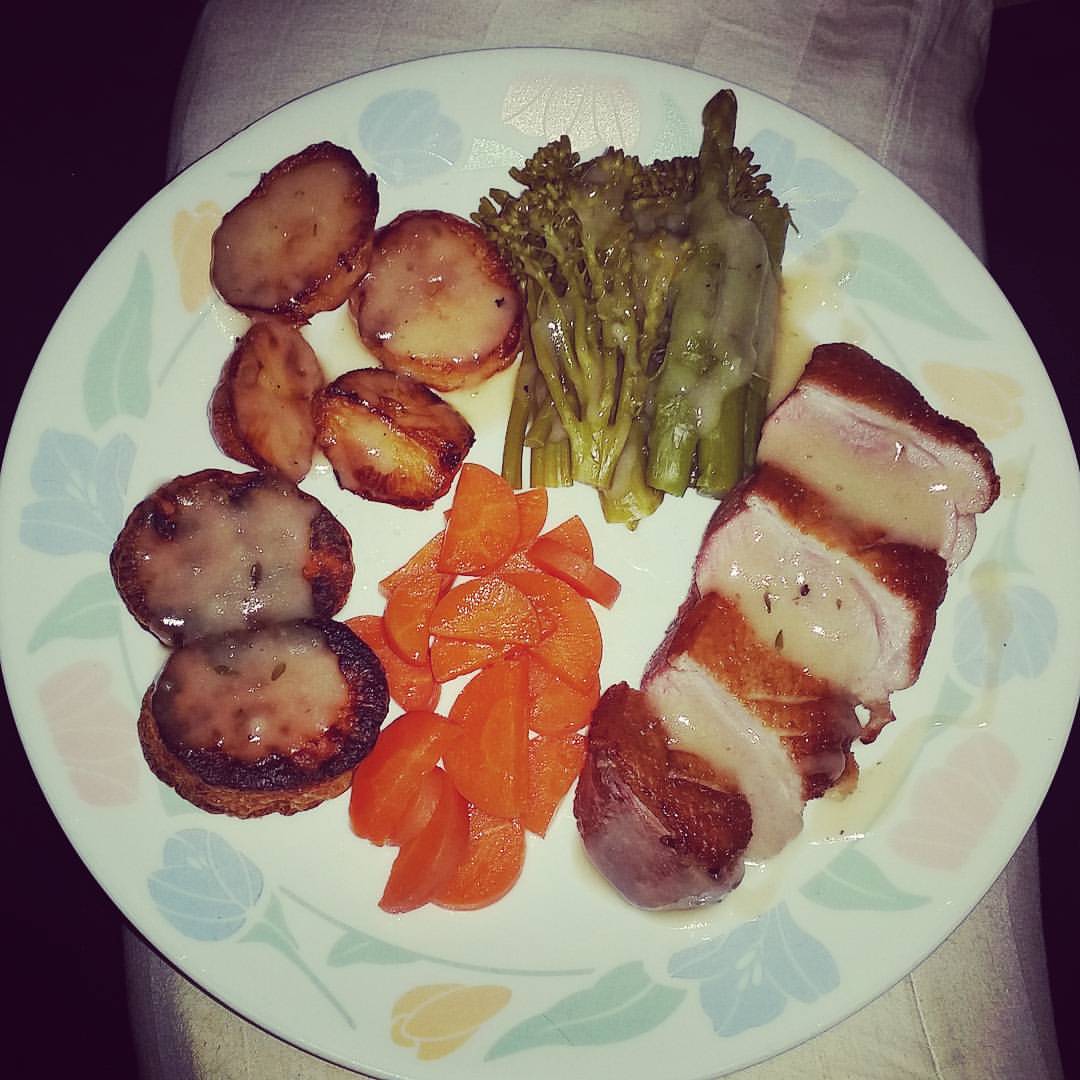 #cancook #wifeme #crispyskinduck #veggies #thymeAndWhiteWineSauce #honeycarrots