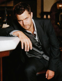 hotfamous-men:  Joshua Jackson