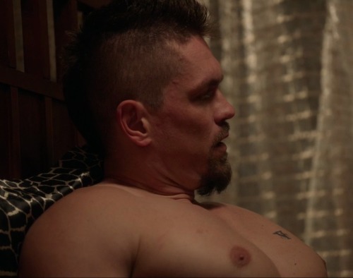 hotashellcelebmen:  More here :http://shirtlessmenontheblog.blogspot.fr/2016/11/steve-howey-mostra-il-sedere.html