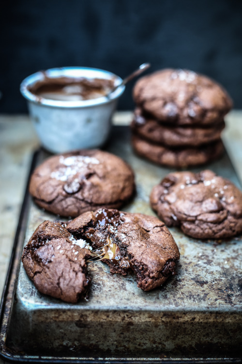 simaiemsentomillor:  Salted Caramel + Nutella Stuffed Double Chocolate Chip Cookies