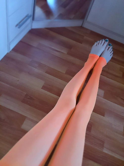 pur-purblr:  my pantyhose~