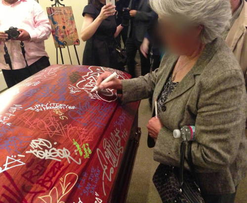 mrrustyshackleford:   This is one of the best things I’ve ever seen. Even if it wasn’t graff. Letting everybody write their final goodbyes on the casket. Rip BIZ 