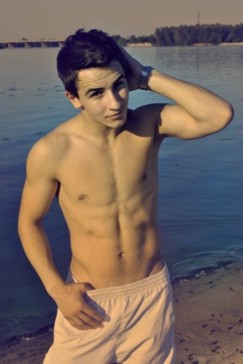 https://sexyboysbeingsexy.tumblr.com/post/119500768754