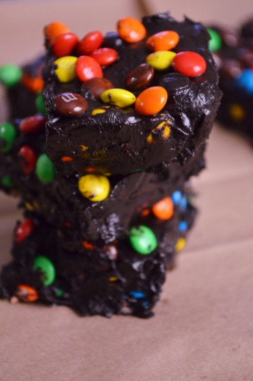 thecakebar:Dark Chocolate M&M Fudge