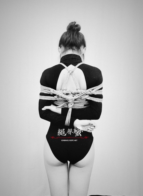 ropeart-slave:  抱紧我，紧缚我。