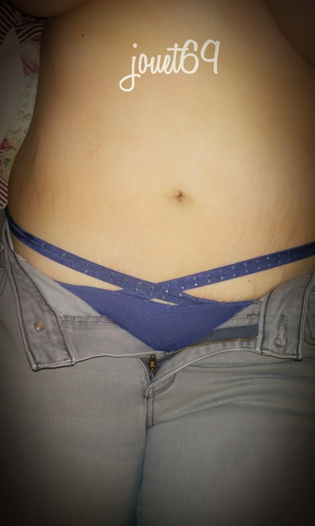jouet69:  Curves, tummy and stretch marks…that’s my mom bod