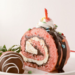 im-horngry:  Strawberry Swiss Roll - As Requested!