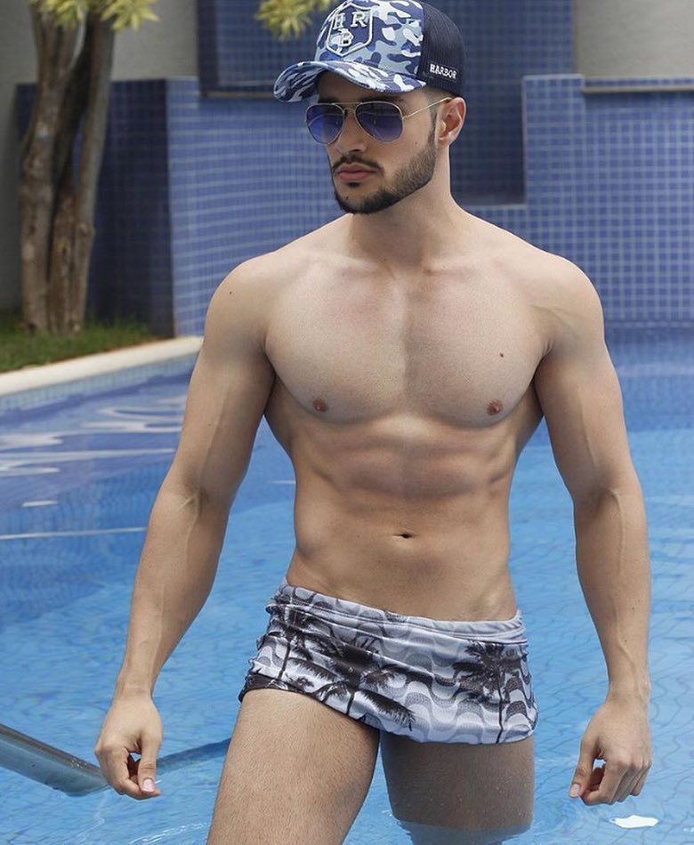 massivelysecrethottubcabanrioflo:  treposdapject:Show me your dick, I’ll give you
