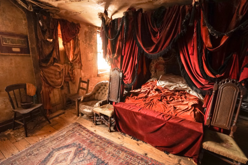 beckpoppins:travelthroughthelens:Dennis Severs House - London - One of the most unique museum experi