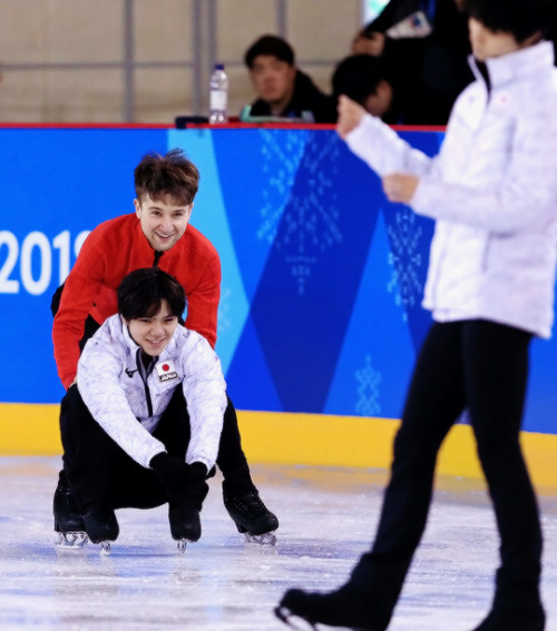 shoma-uno: Shoma, Yuzuru and Misha at gala practice, 2/22 (x)