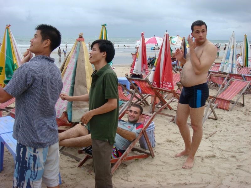 fattynco:  Guy on the right thinking to himself, “okay this is fun and all, but