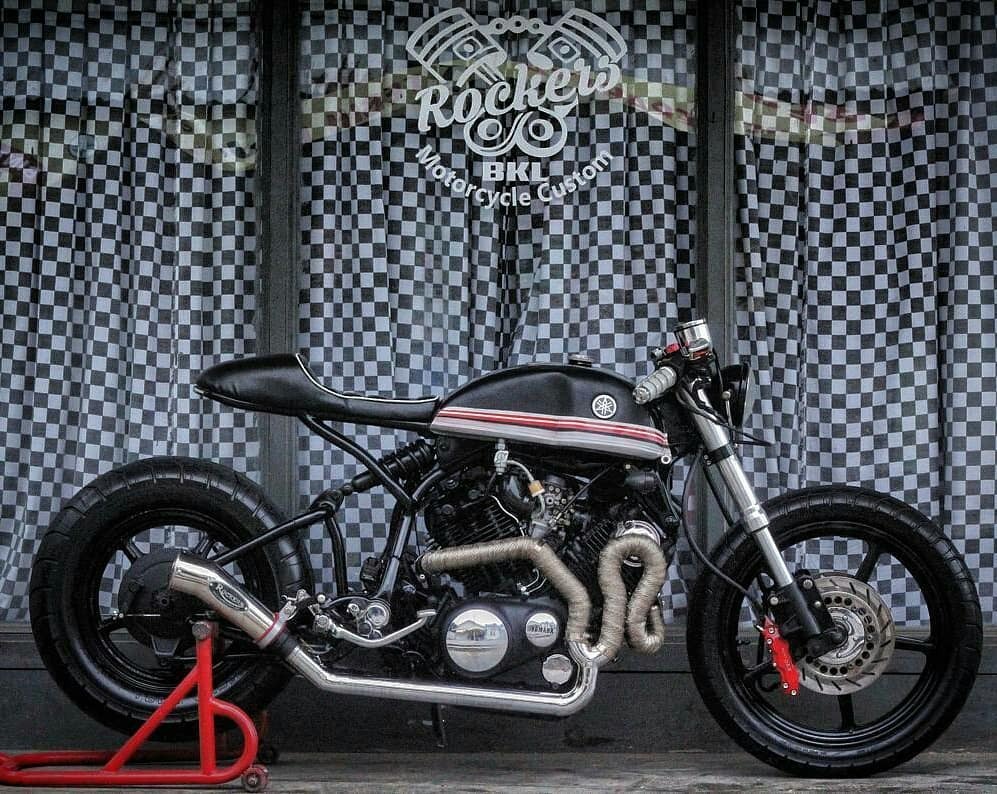 caferacerpasion:  🏁 caferacerpasion.com 🏁 Snake Pipes! Yamaha XV1100 Cafe Racer